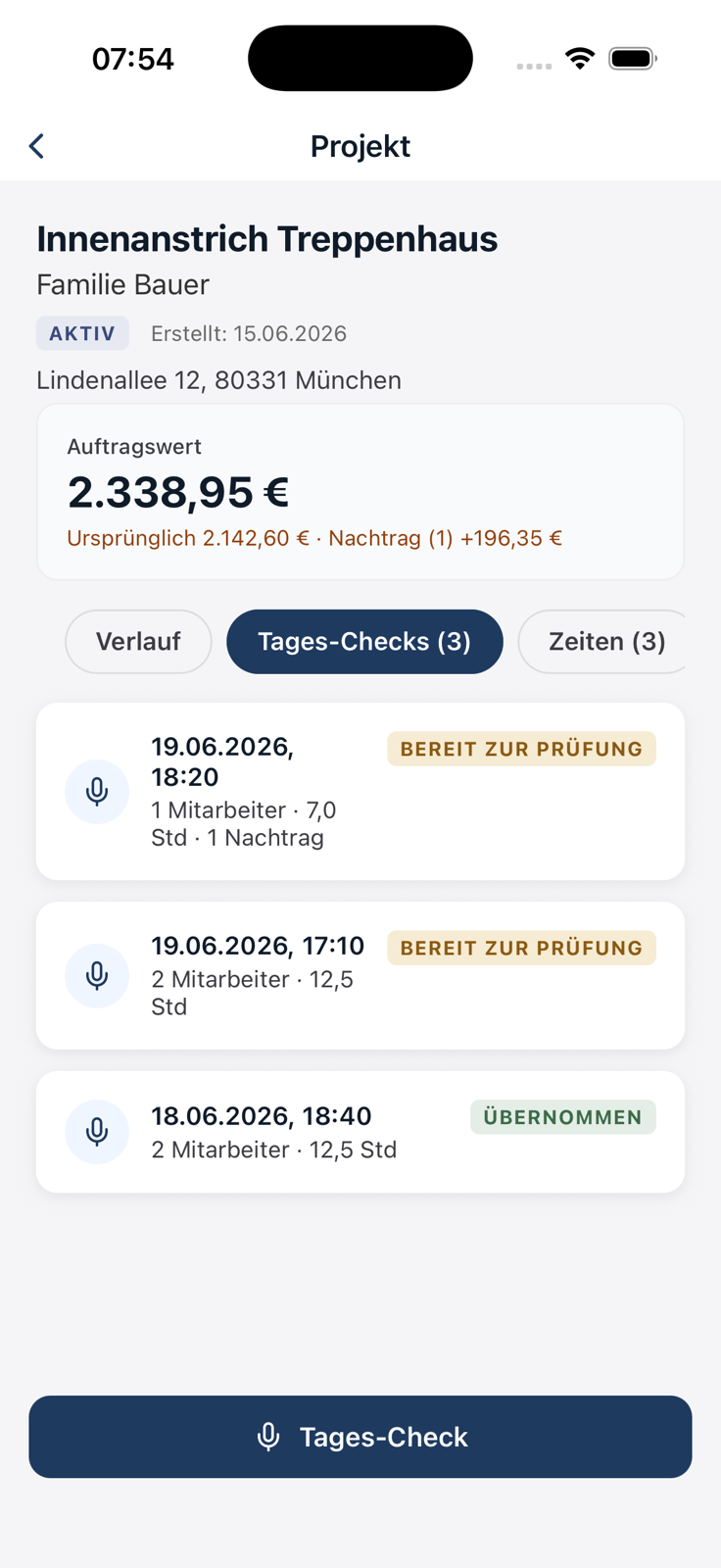 Tages-Check-Liste in der Bauakte: Mikrofon-Icon, Datum, Zusammenfassung und der Status der Aufnahme.